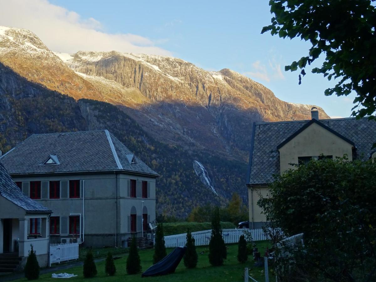 Fjordshelter- Cozy Townhouse Holiday home Tyssedal